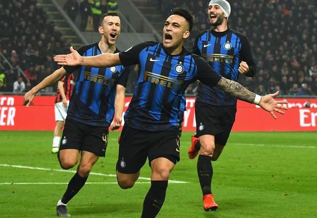 张琳芃第11次赢得中超冠军，超越郑智成国内联赛历史第一人！（张琳芃加冕中超第11冠，力压郑智成国内联赛史上第一人）