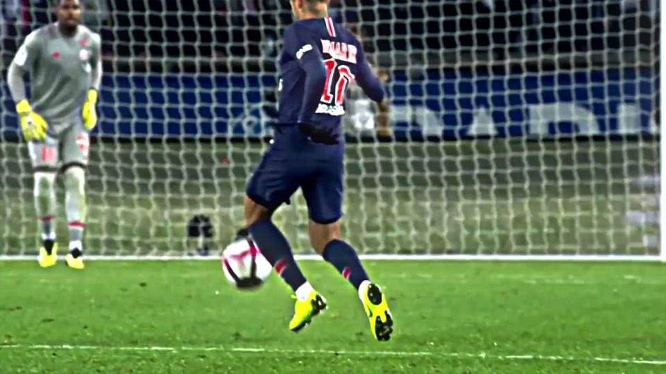 半场战报：阿贾克斯0-0加拉塔萨雷，双方破门乏术（半场速报：阿贾克斯0-0加拉塔萨雷，互交白卷）