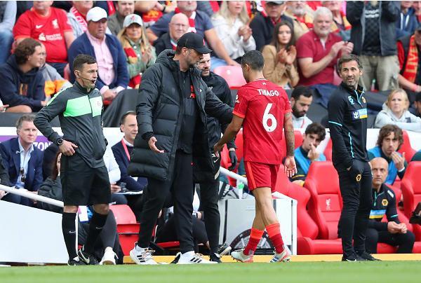 六台：皇马更衣室气氛紧张，阿隆索赛后没和队员有任何接触（六台：皇马更衣室剑拔弩张，阿隆索赛后未与球员交流）