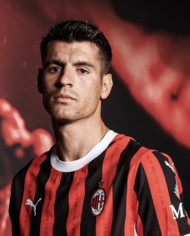 解锁体验卡，英乙比赛中裁判受伤，一球迷走下看台参与执法（英乙赛场上演现实版体验卡：主裁伤退，球迷下看台临时执法）