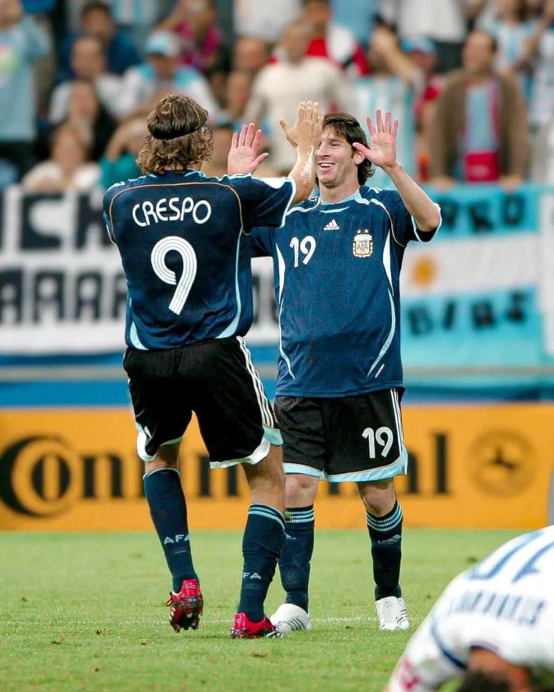 罗伯逊：萨拉赫是队史最佳之一，希望能继续与他并肩作战（罗伯逊盛赞萨拉赫为队史顶尖之一，盼继续与其并肩作战）