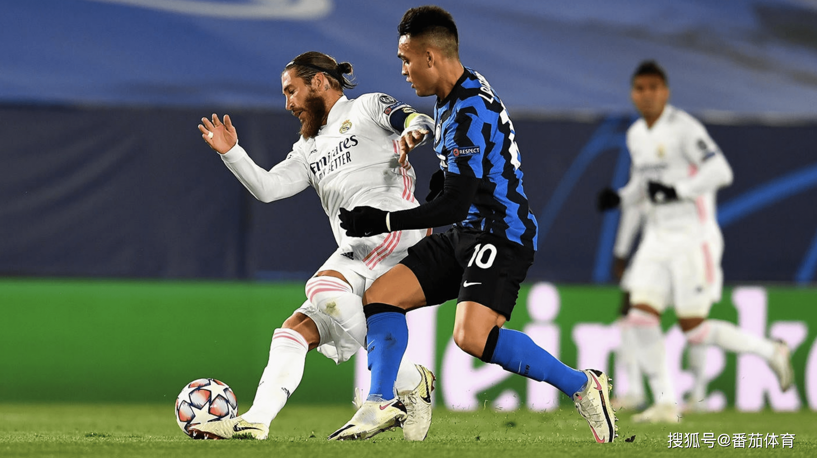 阿斯顿维拉在埃梅里带领下强势冲击英超争冠，与阿森纳激烈争夺榜首。（埃梅里率领阿斯顿维拉强势冲击英超冠军，与阿森纳上演榜首对决）